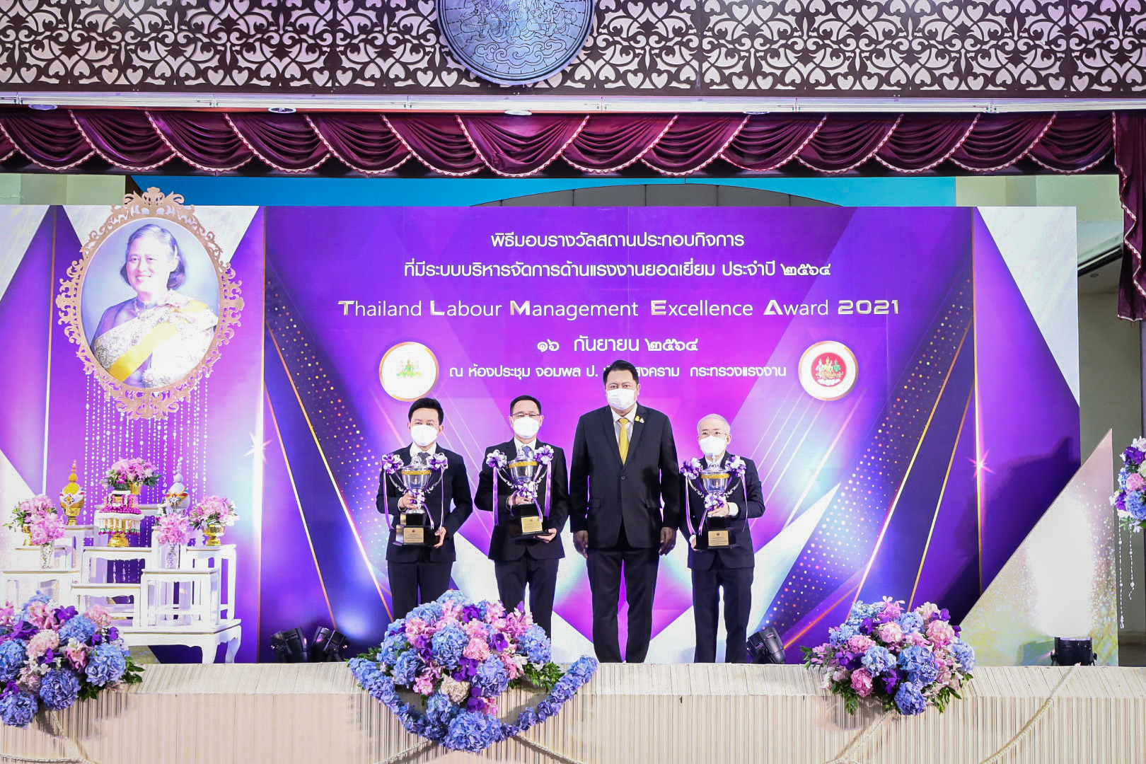 Xojayin mashinada soradi 18 Rus fohishasi bilan saunada