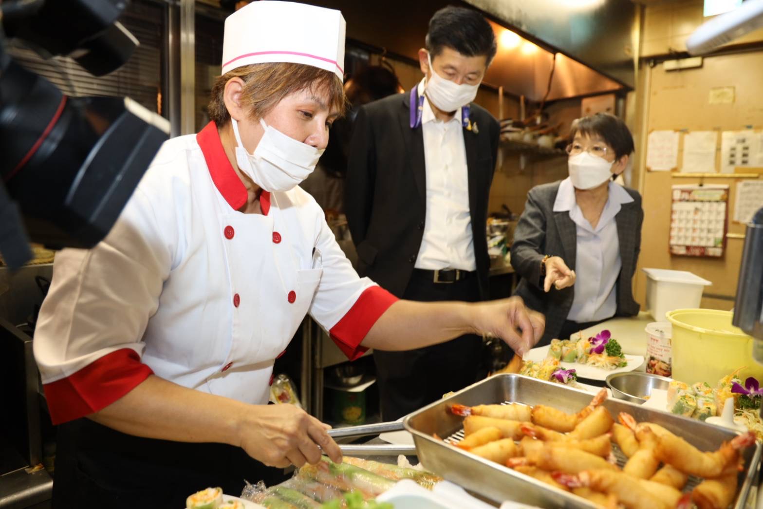 ผู้ประกอบการร้านอาหารไทยในญี่ปุ่น ปลื้ม!! รมว.เฮ้ง ส่ง &#8216;ปลัดแรงงาน&#8217; นำทีมเยี่ยมให้กำลังใจถึงที่
