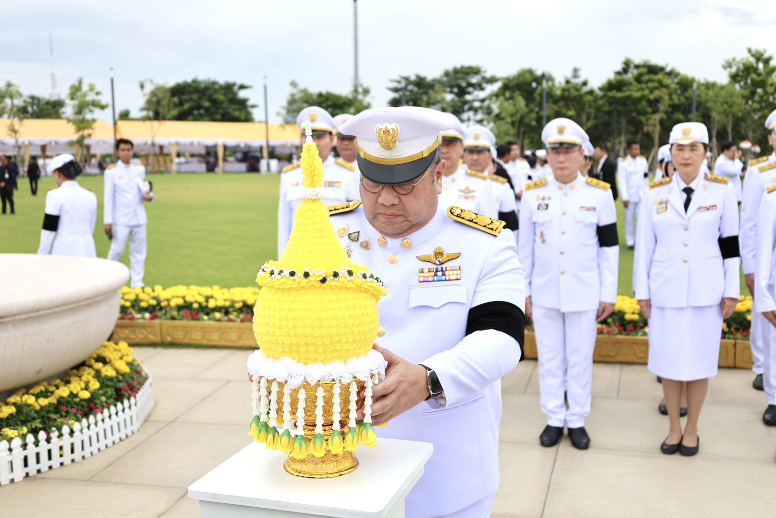 ปลัดฯ แรงงาน นำผู้บริหารกระทรวงแรงงาน วางพานพุ่มดอกไม้ถวายราชสักการะพระบาทสมเด็จพระบรมชนกาธิเบศร มหาภูมิพลอดุลยเดชมหาราช บรมนาถบพิตร เนื่องในวันคล้ายวันพระบรมราชสมภพ วันชาติ และวันพ่อแห่งชาติ 5 ธันวาคม 2568