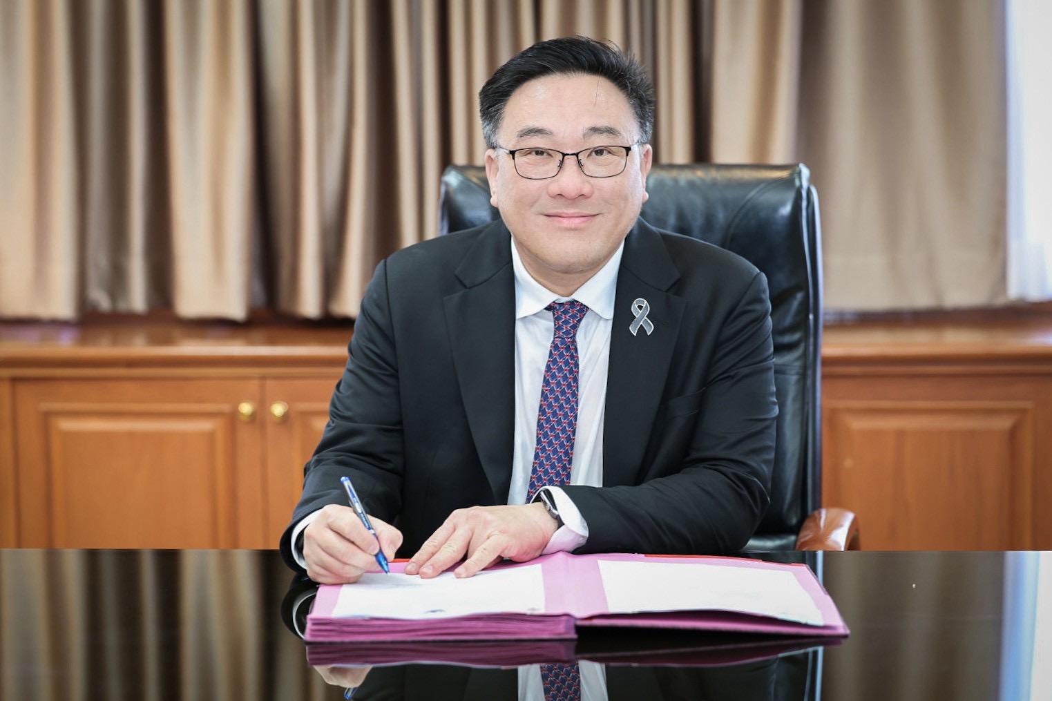 ‘จุลพันธ์’เข้ากระทรวงแรงงานวันแรก สักการะสิ่งศักดิ์สิทธิ์ มอบนโยบายผู้บริหาร ยันพร้อมขับเคลื่อนนโยบาย แก้ปัญหาความเดือดร้อน – ลดภาระค่าใช้จ่าย – รักษาการจ้างงาน – ยกระดับคุณภาพชีวิตแรงงานทุกมิติ